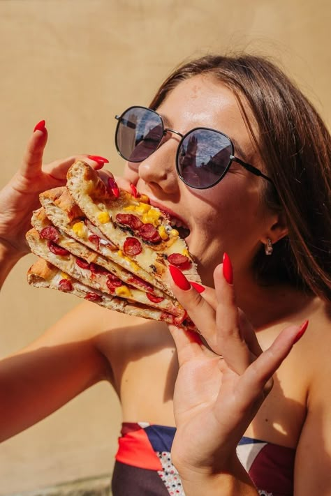 Pizza Fashion Editorial, Pizza Photoshoot Ideas, Aesthetic Pizza Pictures, Pizza Reels, Naan And Curry, Pizza People, Pizza Pocket, Chef Pictures, Pizza Pictures