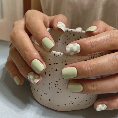 Gel Nail Designs Fall Short, White Nails With Pop Of Color, Spring Edgy Nails, Cute Summer Nails Almond Short, Neutral Checkered Nails, Pastel Gel Nails Short, Checker Print Nails, Easy Natural Nail Designs, Classy Dip Nails