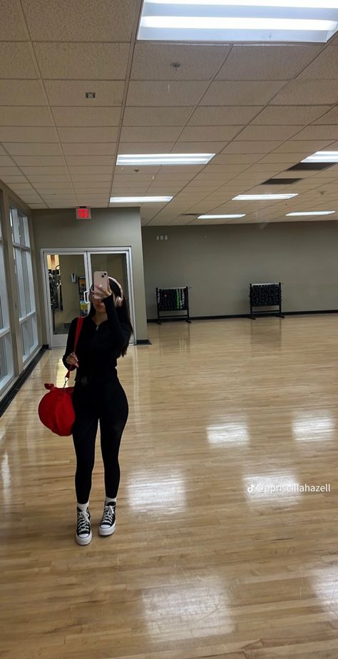 Gym Mirror Pics No Face, Gym Selfie Female, Gym Mirror Pics, Workout Photoshoot, Gym Mirror, Fitness Vision Board, Gym Mirrors, Simple Casual Outfits, Gym Aesthetic