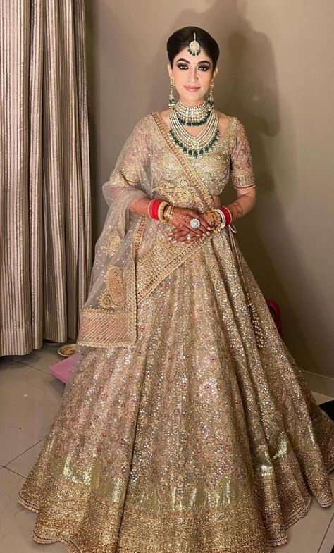 Golden Lehenga Brides Receptions, Golden Lehnga Look, Golden Lehnga Bride, Langha Design Latest For Girl, Golden Lehenga Brides, Golden Lengha, Mehndi Lehnga, Reception Jewellery, Lengha Wedding