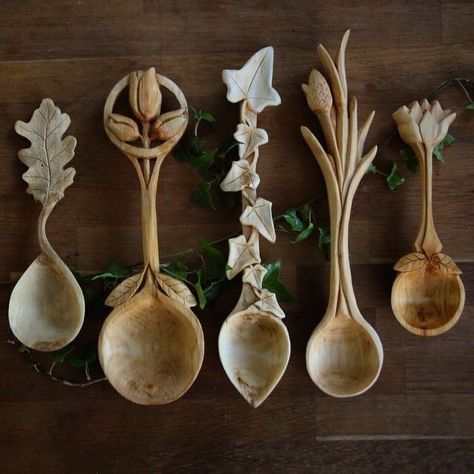 Welsh Love Spoons, Hand Carved Wooden Spoons, Wood Spoon Carving, Hand Carved Spoon, Simple Wood Carving, Love Spoons, Spoon Art, Carved Spoons, Wood Spoon