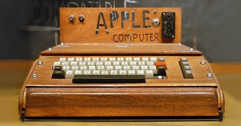 The Very First Apple Computer was this Clunky Thing with a ‘Demonic’ Price Tag Alter Computer, Computer Apple, Computer Club, Apple Computers, Old Computer, Steve Wozniak, Apple Ii, Alexander Graham Bell, Computer History