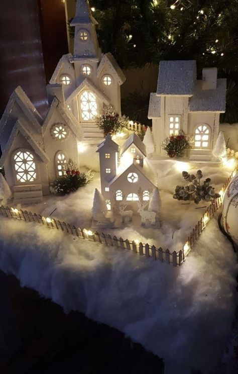 Diy Miniature Christmas Village, Christmas Window Display Home Diy, White Christmas Village Display, Christmas Village Sets, Diy Christmas Village, Christmas Houses, Christmas Village Houses, Christmas Village Display, Winter Wonderland Christmas