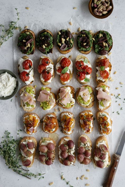 Making crostini is easy! Check out this post for 3 different methods to make the delicious Italian toasts #pinacooks #crostini Crostini Bar, How To Make Crostini, Crostini Toppings, Crostini Appetizers, Italian Dinner Party, Italian Party, Pistachio Pesto, Arugula Pesto, Crostini Recipes