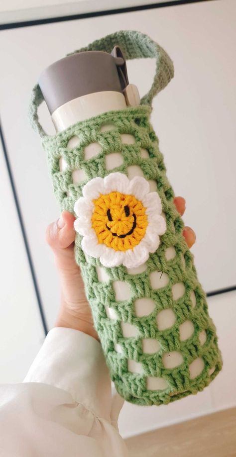 Crochet Water Bottle Holder, Mode Crochet, Crochet Business, Crochet Design Pattern, Beginner Crochet Projects, Quick Crochet, Fun Crochet Projects, Bottle Cover, Diy Crochet Projects