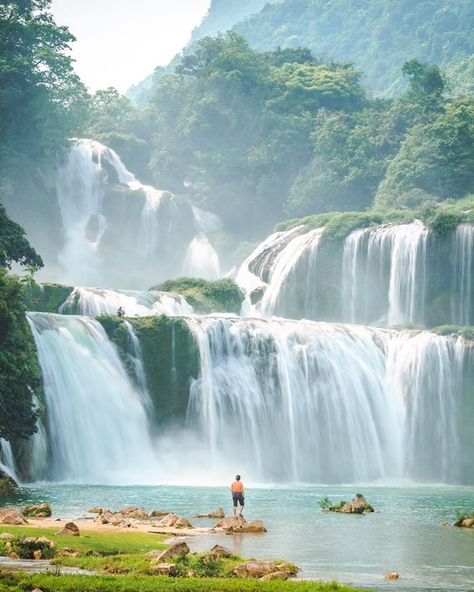 #nature #vietnam #travel #voyage #cascade #paysage #photographie #destinations #holidays #voyages #asie #asia #indochine Big Waterfall, Love All Of You, Vietnam Tourism, Cao Bang, Natural Waterfalls, Vietnam Voyage, Mountain Waterfall, Halong Bay, South China Sea