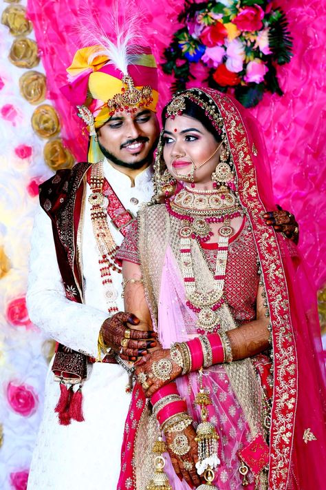 Marriage Poses Wedding Photos Indian, Wedding Couple Poses Photography Indian, Wedding Shoot Indian, Sadi Pose Indian Fashion, Couple Wedding Dress Indian Matching, Couple Wedding Dress Indian Hindu, Indian Bride Photography, Photography Poses Indian, Wedding Dulhan Pose