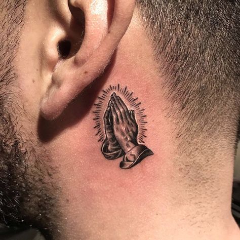 4,098 curtidas, 20 comentários - Em Morris (@artisticendeavorsem.morris33) no Instagram: “Amazing artist Reuster @reuster awesome mini praying hands neck tattoo! @inkedmag @worldofartists…” Small Praying Hands Tattoo, Small Cool Tattoos For Guys, Tattoo Behind Neck, Small Neck Tattoo, 1995 Tattoo, Prayer Hands Tattoo, Shock Mansion, Praying Hands Tattoo, Small Neck Tattoos