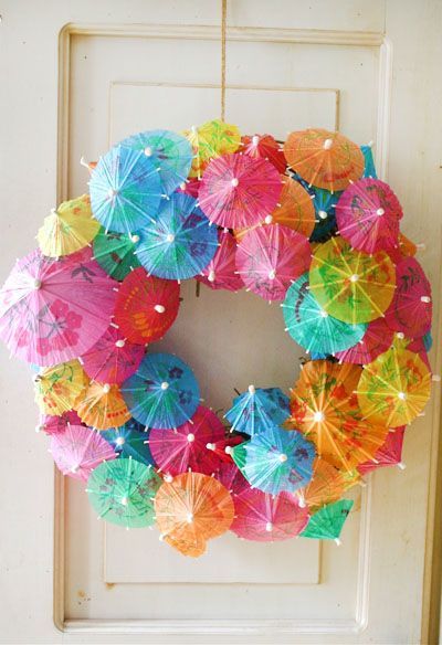 . Cocktail Umbrella Wreath, Tropisk Fest, Umbrella Wreath, Drink Umbrellas, Cocktail Umbrellas, Paper Umbrellas, Fabulous Diy, Tiki Party, Hawaiian Party