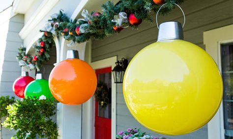 Giant Ornament made from large plastic ball, tin bucket and aquarium glue.. And bammm you have yourself awesome Christmas decorations Giant Christmas Ornaments, Cheap Christmas Diy, Christmas Decorations Diy Outdoor, Christmas Yard, Noel Christmas, Christmas Deco, Outdoor Christmas Decorations, Christmas Joy, Christmas Crafts Diy