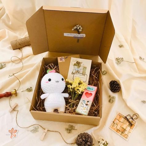 Amigurumi Packaging Ideas, Birthday Room Decorations, Crochet Box, Gifts Wrapping Diy, Wedding Crafts Diy, Valentines Crochet, Crochet Business, Small Business Packaging, Birthday Cards For Friends