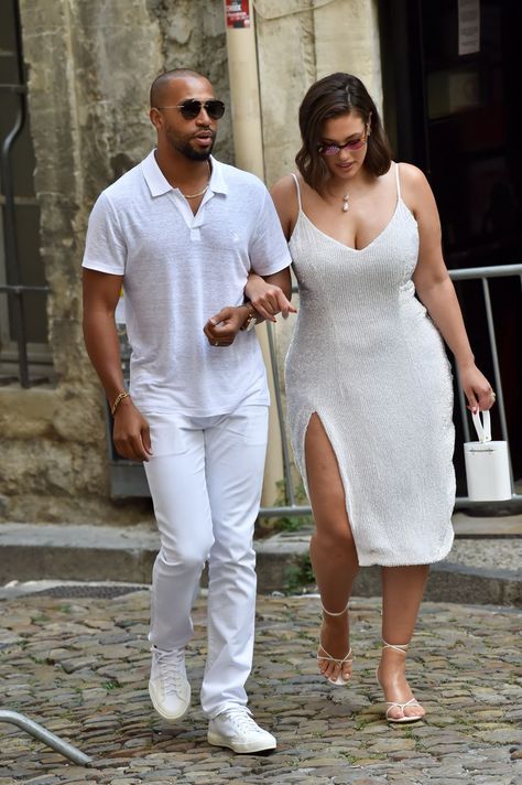 Sophie Turner Joe Jonas, Ashley Graham Style, Plus Size Online Shopping, Black Man White Girl, All White Outfit, Layered Haircut, Joe Jonas, Ashley Graham, France Wedding