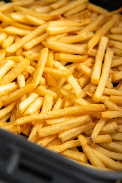 How to reheat fries in the air fryer so they are crispy and taste fresh. Reheat French Fries, Fries In The Air Fryer, Bacon Cheese Fries, Frozen Sweet Potato Fries, Frozen Steak, Crispy Fries, Making French Fries, French Fries Recipe, Frozen French Fries