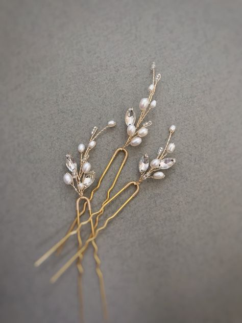 Excited to share the latest addition to my #etsy shop: Simple pearl hair pins gold Minimalist wedding hair clip Crystal set of 3 hairpins https://etsy.me/3HErZSz #silver #wedding #rosegold #classic #pearlhairpins #bridalhairpins #weddinghairclip #weddinghairpieces #bri Minimalist Wedding Hair, Minimal Hair Pins, Bridal Hair Pearl Pins, Pearl Hairpins Wedding, Homemade Pins, Emerald Hair, Wedding Hair Pins Crystal, Pins Ideas, Wedding Hair Clip