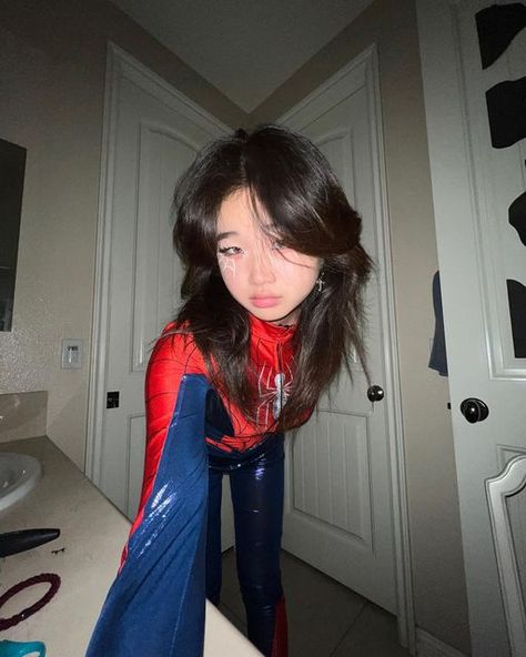 Spiderman Selfie, Spider Girl Halloween, Girl Spiderman Costume, Spiderman Converse, Female Spiderman, Spider Girl Costume, Spider Woman Costumes, Costume Spiderman, Spiderman Halloween Costume