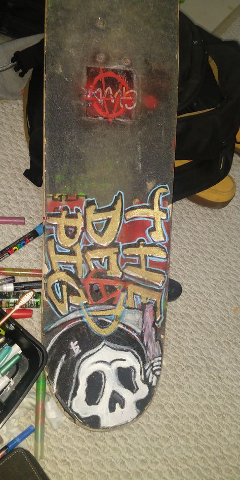 Graffiti On Skateboard, Skateboard Ideas Design, Drawing On Skateboard, Skateboard Art Design Ideas, Cool Skateboard Decks, Painting Skateboards, Skateboard Design Ideas, Skateboard Ideas, Skateboard Graffiti