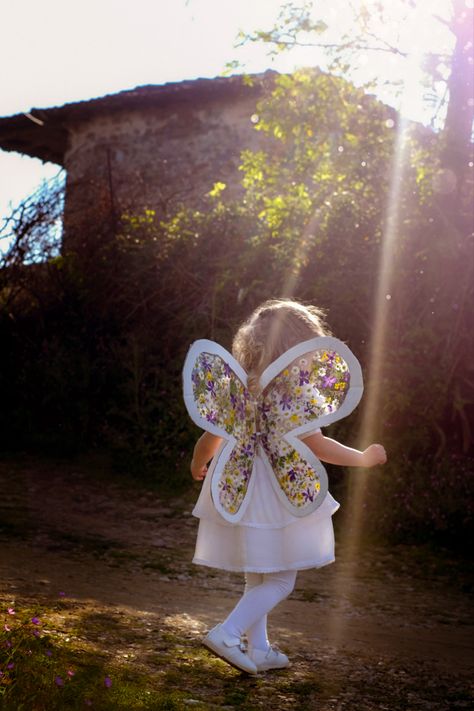 Butterfly wings DIY with cardboard Cardboard Fairy Wings, Cardboard Butterfly Wings, Wings Cardboard, Diy With Cardboard, Butterfly Wings Diy, Butterfly Photoshoot, Wings Diy, Fairy Girls, Pink Wings