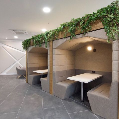 A prestigious, welcoming and homely place to work. This stunning space was designed to support flexible working initiatives and collaboration for this confidential client located in the modern and prominent 45 Church Street, Birmingham building. We were pleased to provide relaxed and private meeting spaces in the client area with our Railway Carriages, giving the perfect amount of acoustic and visual privacy. They were beautifully customized to include a wooden alcove with additional biophilia. Welcome Area Office, Office Relax Area, Office Ideas For Work Business Decor, Shared Office Space Ideas, Become More Flexible, Modular Office, Office Pods, Booth Seating, Office Meeting