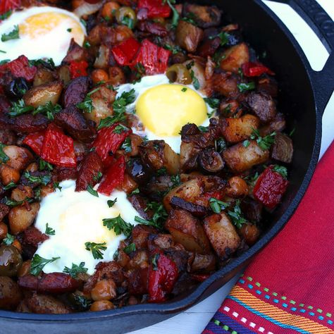 Perfectly crispy potatoes paired with the flavors of Portugal make this Portuguese Potato Hash truly unforgettable! Linguica Recipes, Portuguese Potatoes, Roasted Pepper Recipes, Chickpeas Roasted, Potato Hash Recipe, Potato Hash, Hash Browns, Crispy Potatoes, Garbanzo Beans