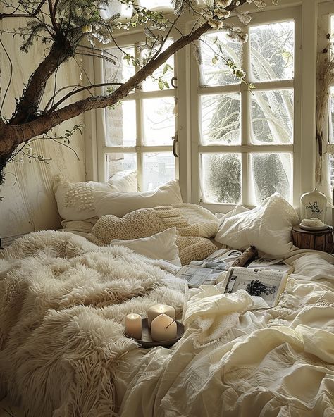 Cool Cozy Bedroom, Cozy Blankets Aesthetic, Cozy In Bed Aesthetic, Cozy Winter Bedroom, Comfy Room Ideas, Comfy Rooms, Bedroom Moody, Bedroom Comfy, Apartment Bedroom Ideas