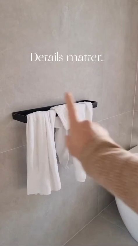 Bathroom Towel Display, How To Roll Bath Towels, Bathroom Towels Display, Towel Display, Bathroom Towel Decor, Bathroom Decor Themes, Packing Hacks Clothes, How To Fold Towels, Towel Decor