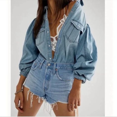 501 Levi's Cut-Off Frayed Hem High-Waisted Light Wash Shorts -High Waisted -Frayed Hem -Button-Fly -100% Cotton *Approx Measurements Laying Flat* *Please Allow Room For Human Errors* Waist: 15" Rise: 11" Inseam: 2" *Pet-Friendly Home* *Ships M, W, F* Shorts And High Top Converse, Vintage Jean Shorts, Exaggerated Sleeves, High Rise Denim Shorts, Jeans For Short Women, Recycled Denim, Levi Shorts, Denim Shorts Women, Chambray Shirt