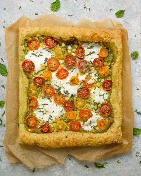 Puff Pastry Tomato Tart - Summer tomatoes shine in this super easy version of the classic tomato corn pie. Flaky, easy-to-handle puff pastry takes the place of a homemade pie crust, and pesto replaces traditional mayo, for a healthier filling. Recipe at SoupAddict.com Puff Pastry Tomato, Corn Pie, Southern Tomato Pie, Savory Pies Recipes, Homemade Pie Crust, Avocado Soup, Vegan Ricotta, Easy Puff Pastry, Tomato Tart