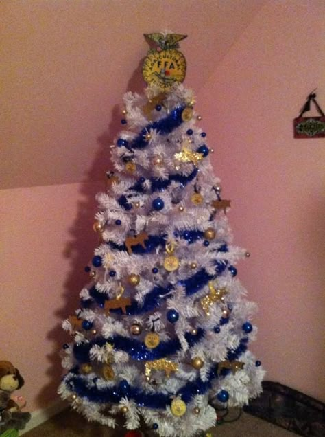 FFA christmas tree Ffa Christmas Party Ideas, Ffa Leadership Activities, Ffa Christmas Tree, Ffa Christmas Float, Ffa Chapter Meeting Ideas, Ffa Float Ideas, Ffa Parade Float Ideas, Ffa Gift Ideas, Ffa Board Ideas