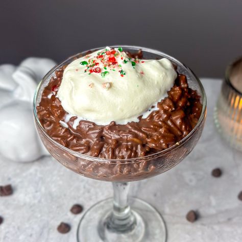 Easy & Creamy Hot Chocolate Rice Pudding Recipe Chocolate Rice Pudding Recipe, Mediterranean Chicken Thighs, Chocolate Rice Pudding, Creamy Hot Chocolate, Rice Pudding Recipes, Classic Hot Chocolate, Caramel Apples Recipe, Chocolate Recipes Easy, Rice Pudding Recipe