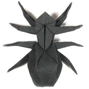 How to make a traditional origami spider Spider Origami Tutorial, Horror Origami, Oragami Ideas Halloween, Fun Origami Crafts, Insect Origami, Origami Bugs, Origami Flying Bat, Origami Swallow, Origami Spider