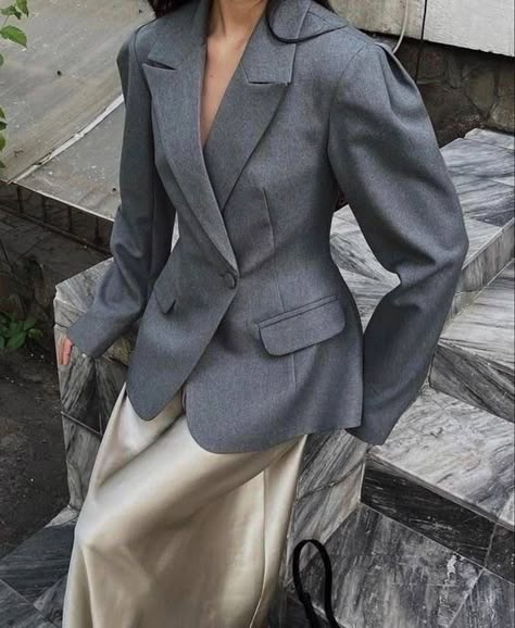 Satin Skirt Outfit, Style Désinvolte Chic, Style Casual Chic, Mode Inspo, Looks Chic, Blazer Outfits, 가을 패션, Mode Vintage, Looks Style