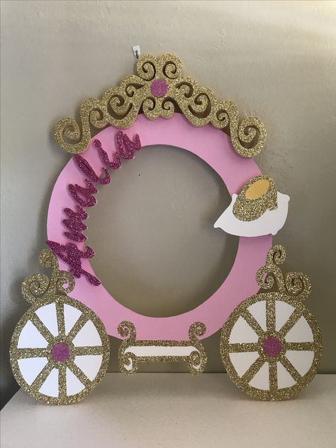 Carriage photobooth frame princess Princess Photo Frame Diy, Carriage Photo Booth, Disney Princess Photo Frame, Princess Party Photo Booth, Princess Carriage Diy, Photobooth Frame Ideas, Princess Birthday Party Decorations Diy, Princess Photo Booth, Royal Fiveness