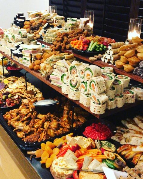 Sandwich Vegetarian, Appetizers Table, Decorações Com Comidas, Party Food Buffet, Classic Party, Party Food Platters, Food Displays, Dinner Appetizers, Party Buffet