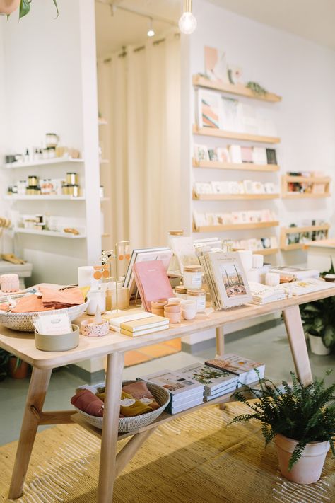 Kate Spade Store Interior, Small Shop Display Ideas, Boutique Gift Shop, Anthropologie Merchandising, Small Gift Shop Interiors, Gift Shop Display Ideas, Front Desk Ideas, Communal Coffee, Gift Shop Interiors