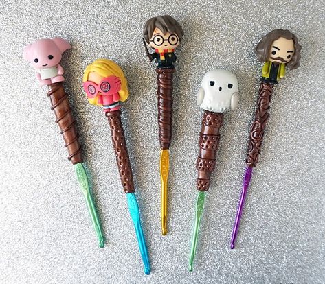 Easy Clay Crafts, Crochet Harry Potter, Polymer Clay Ideas, Polymer Clay Mushroom, Easy Polymer Clay, Harry Potter Crochet, Clay Pen, Clay Wall Hanging, Potters Clay