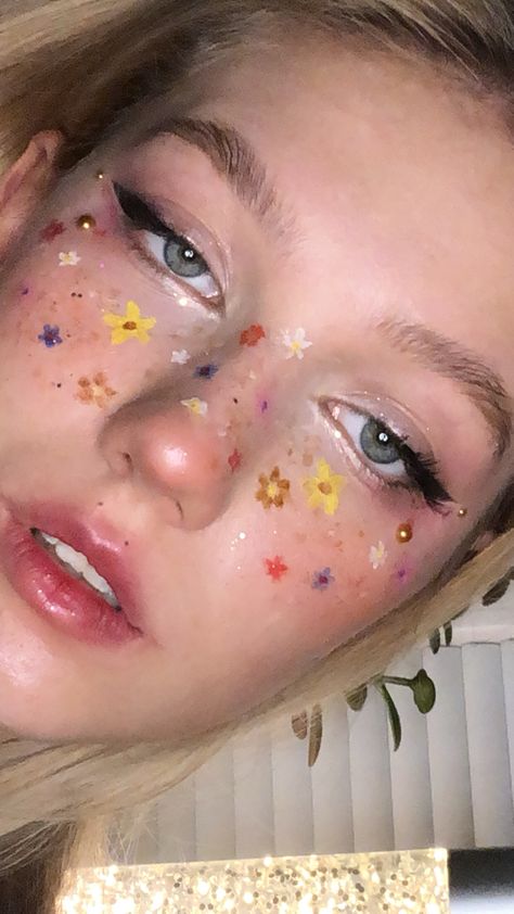 Flower Freckles Makeup, Cute Freckles Makeup, Cheek Makeup Art, Hippie Makeup Halloween, Face Art Makeup Flowers, Hippy Makeup Halloween, Flower Makeup Aesthetic, Face Paint Aesthetic, Flower Fairy Makeup