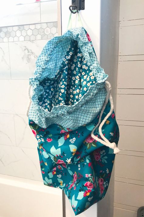 Laundry Bags Diy, Lined Drawstring Bag, Cosmetic Bag Tutorial, Diary Of A Quilter, Travel Laundry Bag, Trend Fabrics, Sewing Machine Projects, Laundry Bags, Bag Tutorial