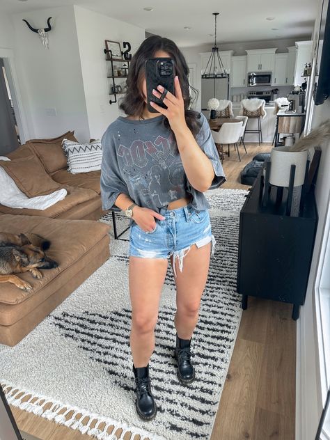 Jean Shorts Doc Martens Outfit, Style Doc Martens Summer, Platform Docs Outfit Summer, Denim Shorts And Doc Martens, How To Style Doc Martens Summer, Jean Shorts Doc Martens, Platform Doc Martens Outfit Summer, Outfit Ideas With Doc Martens, Dr Martin Sandals Outfit