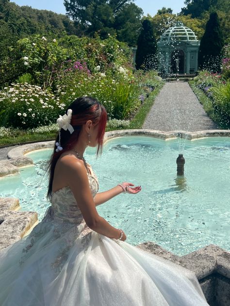 fountain, fountain poses, water, dress, white dress poses, douying White Dress Poses, Fountain Poses, Water Dress, Dress Poses, Water Fountain, Birthday Photos, Dress White, Ball Gowns, White Dress