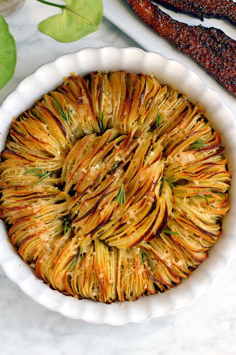 Image of rosemary garlic hasselback potatoes. Hassleback Potatoes Mini, Hasselback Potatoes In Air Fryer, Hasselback Potatoes Baked, Hasselback Potatoes Airfryer, Hassle Back Potatoes, Fridge Staples, Bacon Steak, Rosemary Potatoes, Hasselback Potatoes