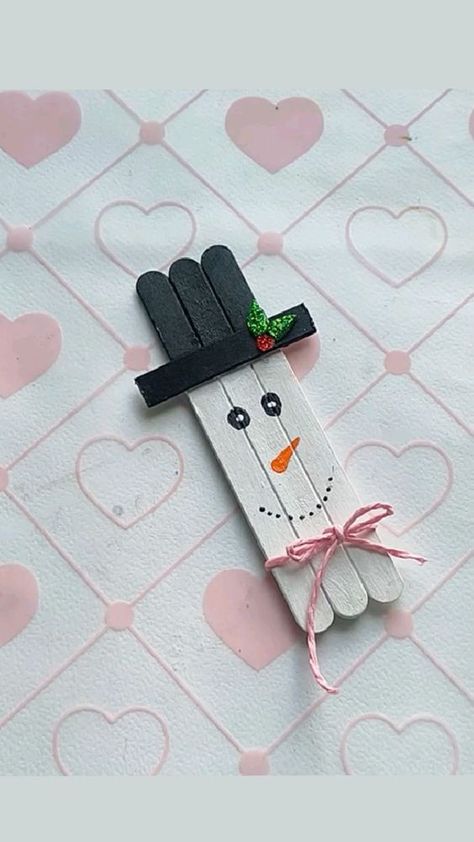 how to make easy snowman using popsicle stick Christmas Popsicle Stick Crafts For Kids, Popsicle Snowman, Crafts Popsicle Sticks, Popsicle Stick Snowman, Popsicle Sticks Crafts, Popsicle Stick Snowflake Ornaments, Christmas Decorations Snowman, Popsicle Stick Crafts For Adults, Stick Projects