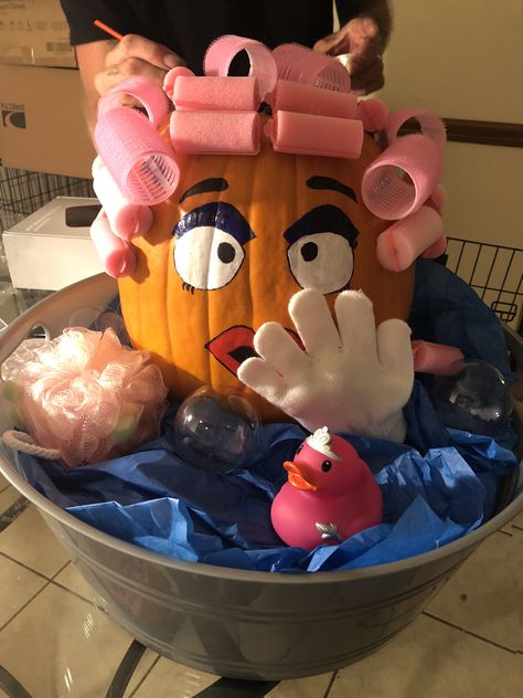 Great pumpkin idea old lady in the bath tub Old Lady Pumpkin, Spa Pumpkin Painting, Pumpkin Idea, Creative Pumpkin Decorating, Halloween Yard Art, Character Pumpkins, Pumpkin Decorating Contest, No Carve Pumpkin Decorating, Pumpkin Contest