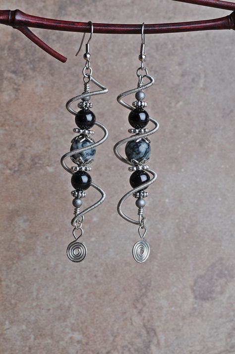 Black Wire Earrings, Beaded Black Earrings, Wire Wrap Earring, Earrings Wire Wrapped, Wire Working Jewelry, Wire Earing Ideas, Wire Beading Ideas, Wire Beads Jewelry, Bead And Wire Earrings