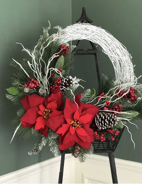 White Grapevine Wreath, Christmas Wreath Designs, Fete Saint Patrick, Wreath Frames, Holiday Wreaths Christmas, Poinsettia Wreath, Christmas Wreaths Diy Easy, Christmas Flower Arrangements, Red Poinsettia