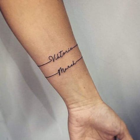 Bracelet Tattoo Wrist, Bracelet Tattoos With Names, Small Name Tattoo, Mutterschaft Tattoos, Wrist Band Tattoo, Name Tattoos For Moms, Wrist Bracelet Tattoo, Name Tattoos On Wrist, Bracelet Tattoo