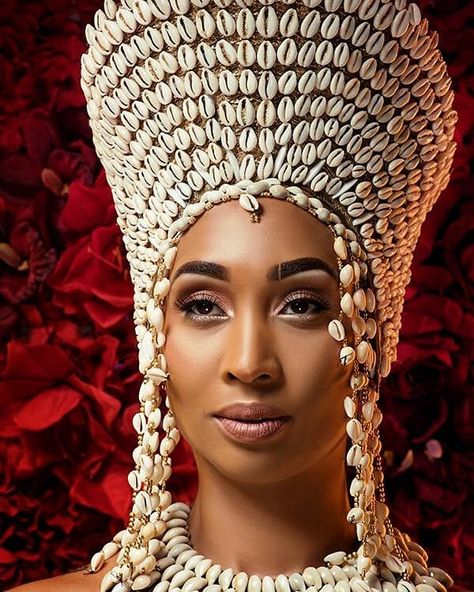 𝑩 𝑷𝑹𝑶𝑼𝑫 𝑫𝑬𝑺𝑰𝑮𝑵 op Instagram: "This is what I like to do Remind you that you are the descendants of great Kings and Queens Handmade Kauri shell headpiece and…" Shell Headpiece, Afro Jewelry, Yoruba Orishas, Maternity Studio Photoshoot, African Hats, The Descendants, Nubian Queen, African Designs, Kings And Queens