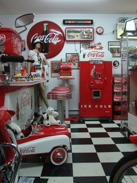 Coca Cola! John Pemberton, Coca Cola Poster, Coca Cola Kitchen, Coke Machine, Coke Collectibles, Coca Cola Decor, 50s Diner, Coca Cola Drink, Always Coca Cola