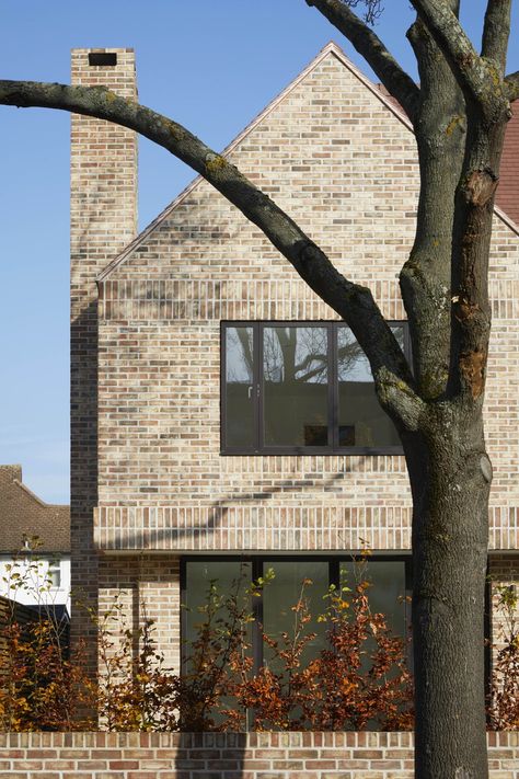 Deepdene Road — ROBIN LEE ARCHITECTURE Arch Pics, Contemporary Bungalow, Brick House Designs, Dutch Architecture, School Field, Cottage Modern, Brick Chimney, Brick Detail, Light Brick