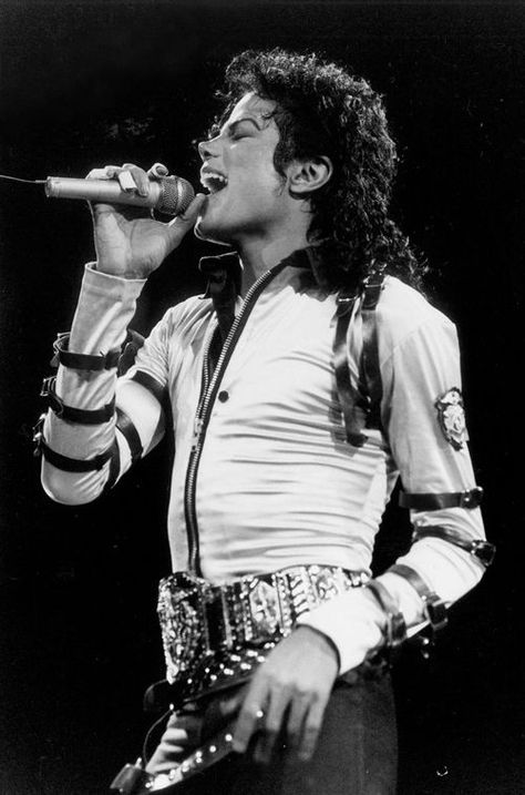 Michael Jackson Songs, Michael Jackson Bad Tour, Michael Jackson 1988, Mj Bad, Michael Jackson Photoshoot, Michael Jackson Hot, Michael Jackson Bad Era, Michael Jackson Dangerous, Hee Man