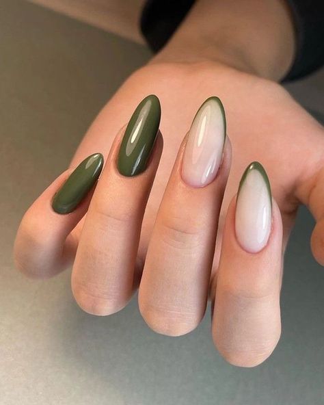 Subtle Nail Art Classy, Green And Cream Nails, Emerald Nails Designs, Nude Winter Nails, Nails For November, Fall Nails Design, Subtle Nail Art, Emerald Nails, Fall Nail Ideas